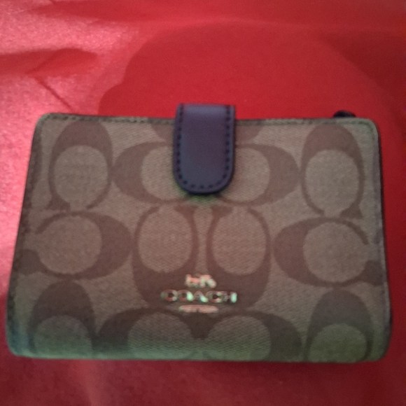 HAND BAGS, CROSSBODY & WALLETS - Picture 8 of 10